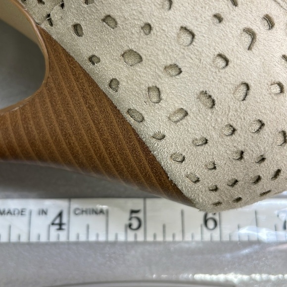 ENZO ANGIOLINI Nordstrom Shoes Heels Pumps Cream Suede Perforated Size 6.5 - Picture 12 of 13